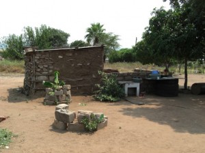 Die Lehmhütte zu Anfang des Projekts.